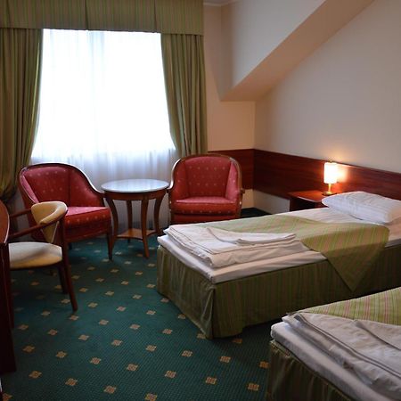 Hotel Batory Tłuszcz Exteriör bild