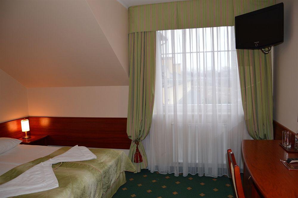 Hotel Batory Tłuszcz Exteriör bild