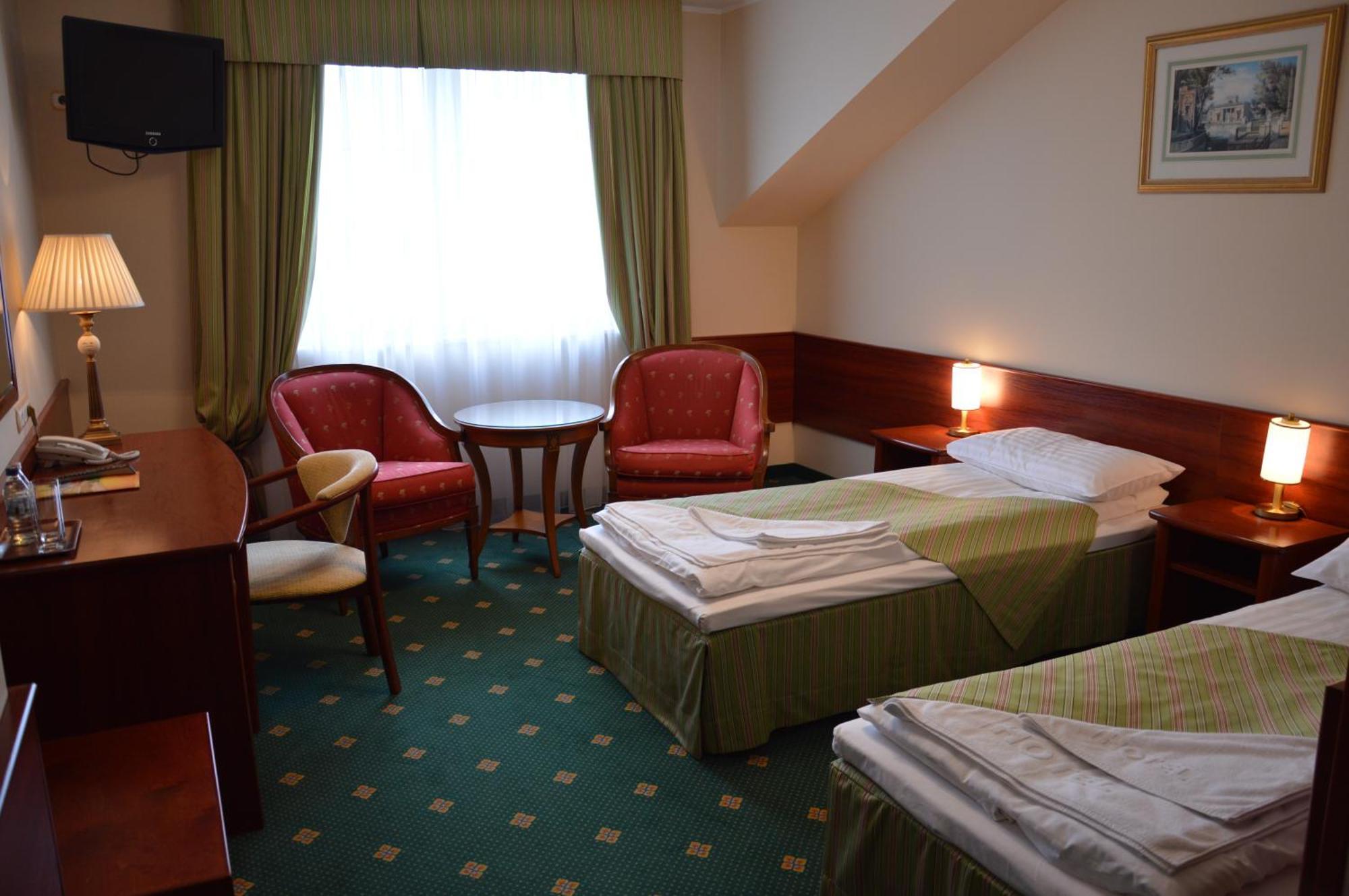Hotel Batory Tłuszcz Exteriör bild