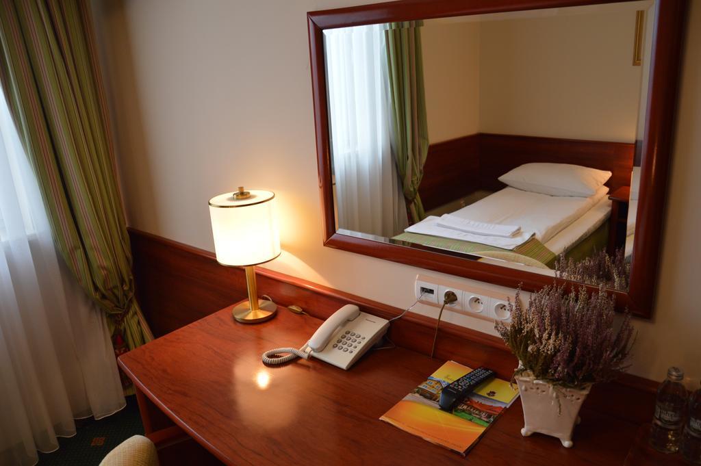 Hotel Batory Tłuszcz Rum bild