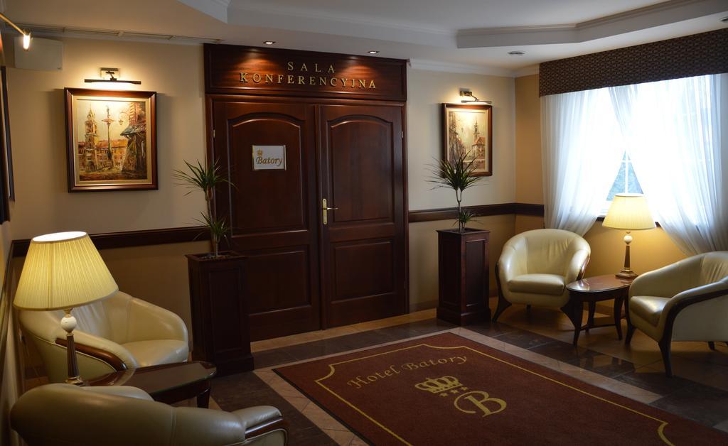 Hotel Batory Tłuszcz Exteriör bild