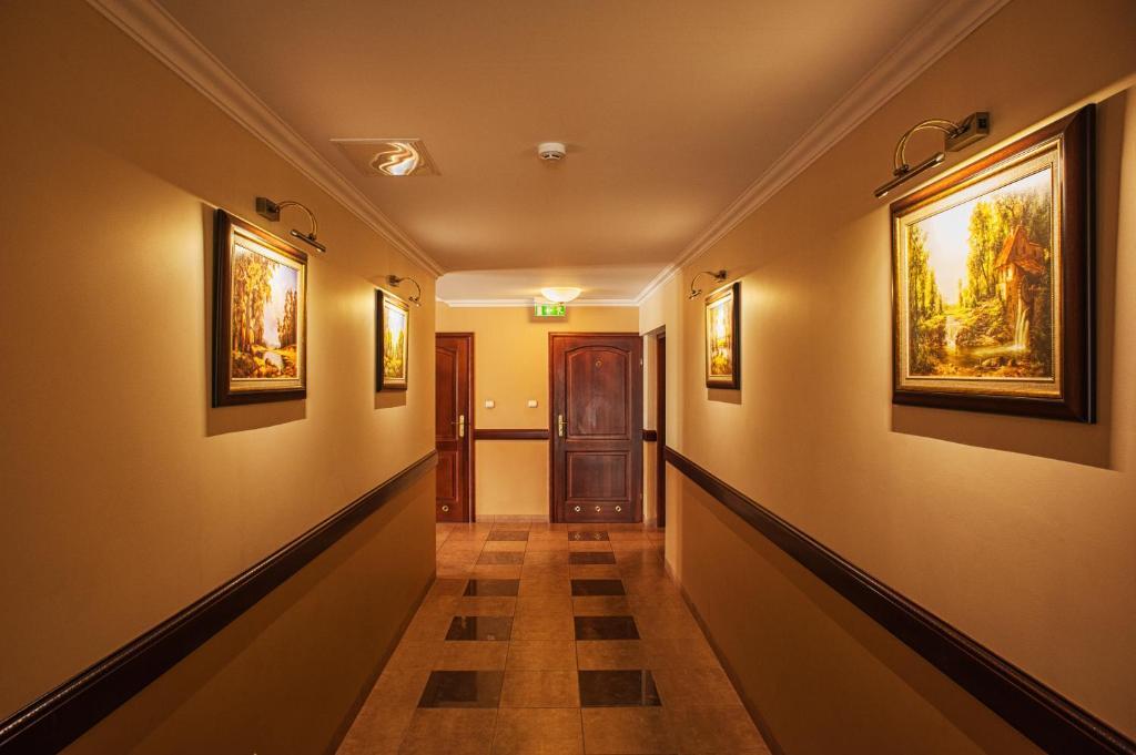 Hotel Batory Tłuszcz Exteriör bild