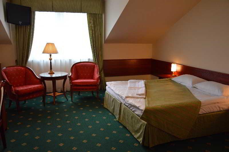 Hotel Batory Tłuszcz Exteriör bild