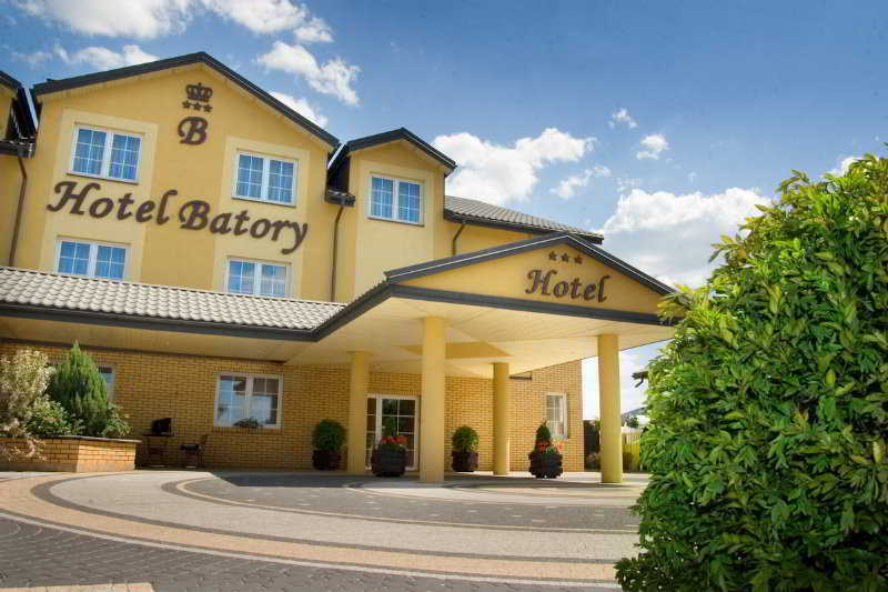 Hotel Batory Tłuszcz Exteriör bild
