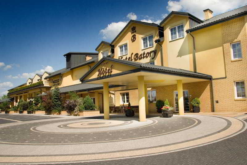 Hotel Batory Tłuszcz Exteriör bild