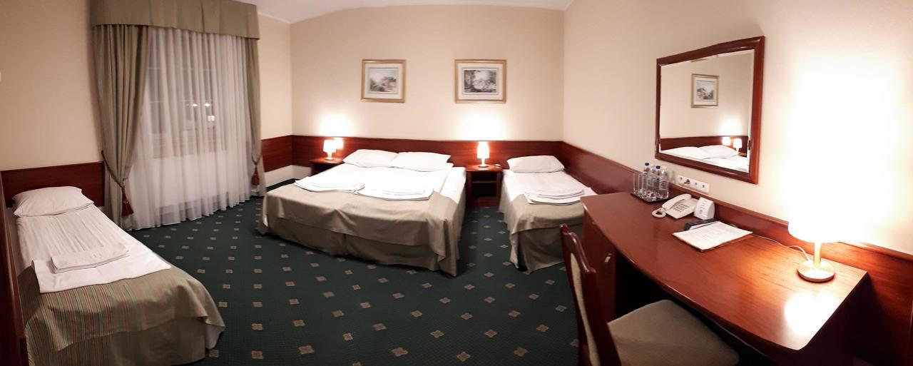 Hotel Batory Tłuszcz Exteriör bild