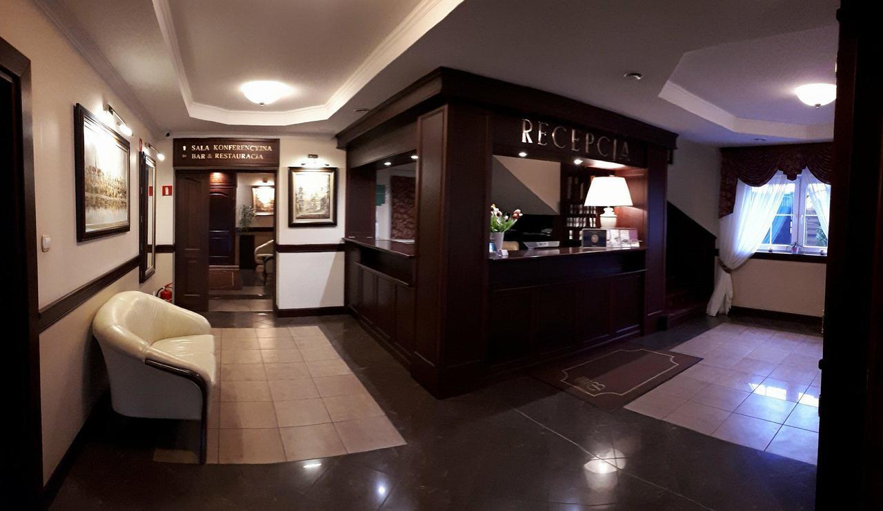 Hotel Batory Tłuszcz Exteriör bild