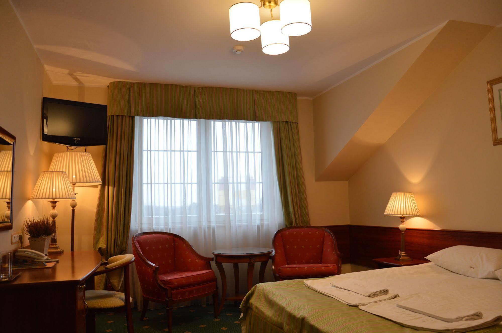 Hotel Batory Tłuszcz Exteriör bild