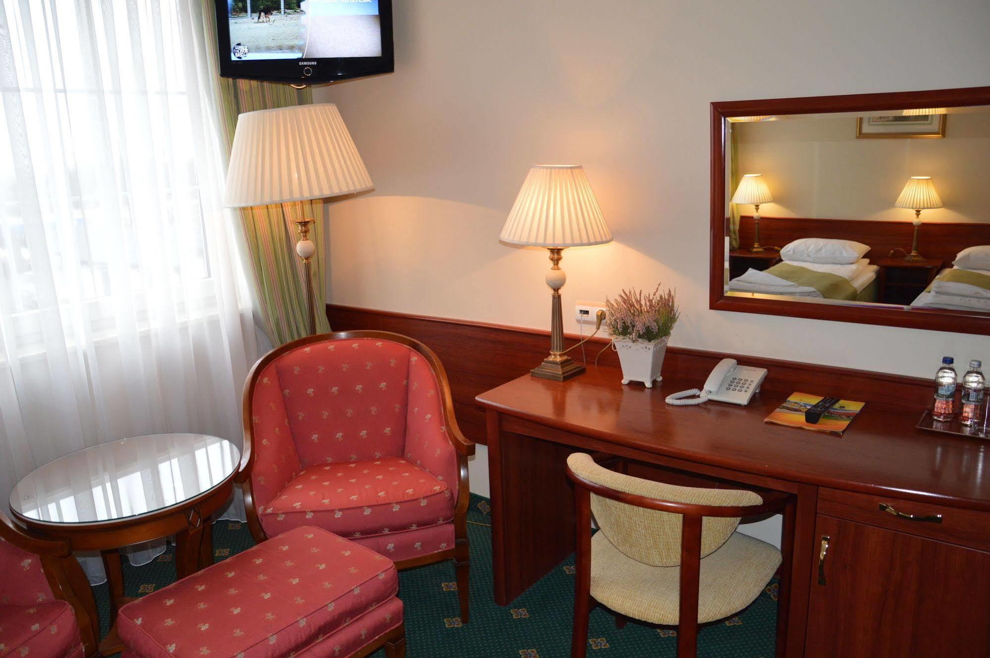 Hotel Batory Tłuszcz Exteriör bild