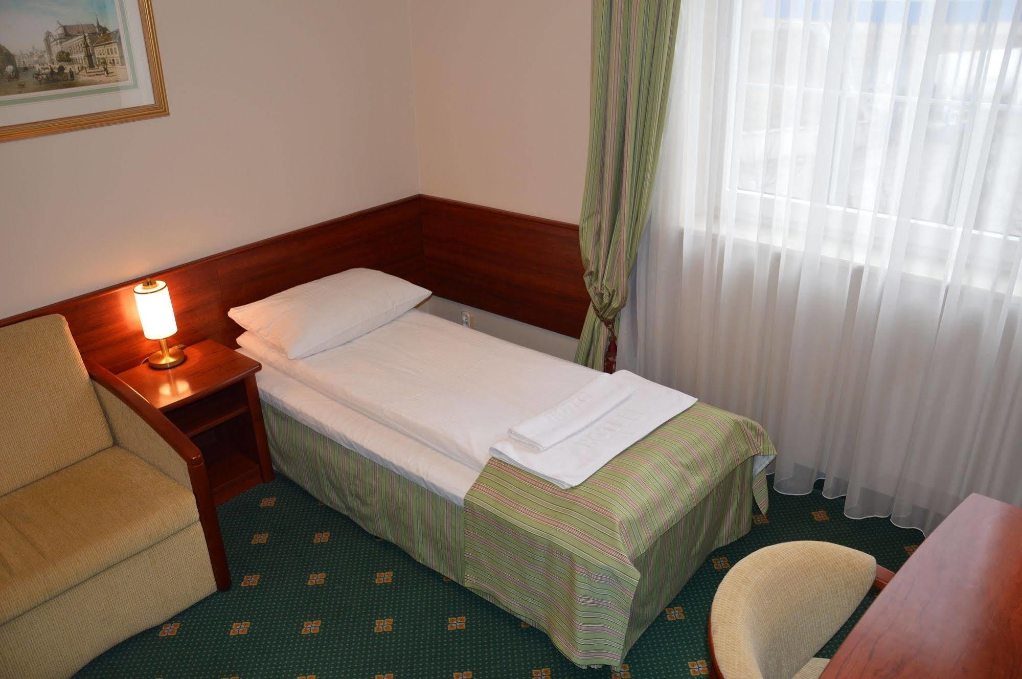 Hotel Batory Tłuszcz Exteriör bild