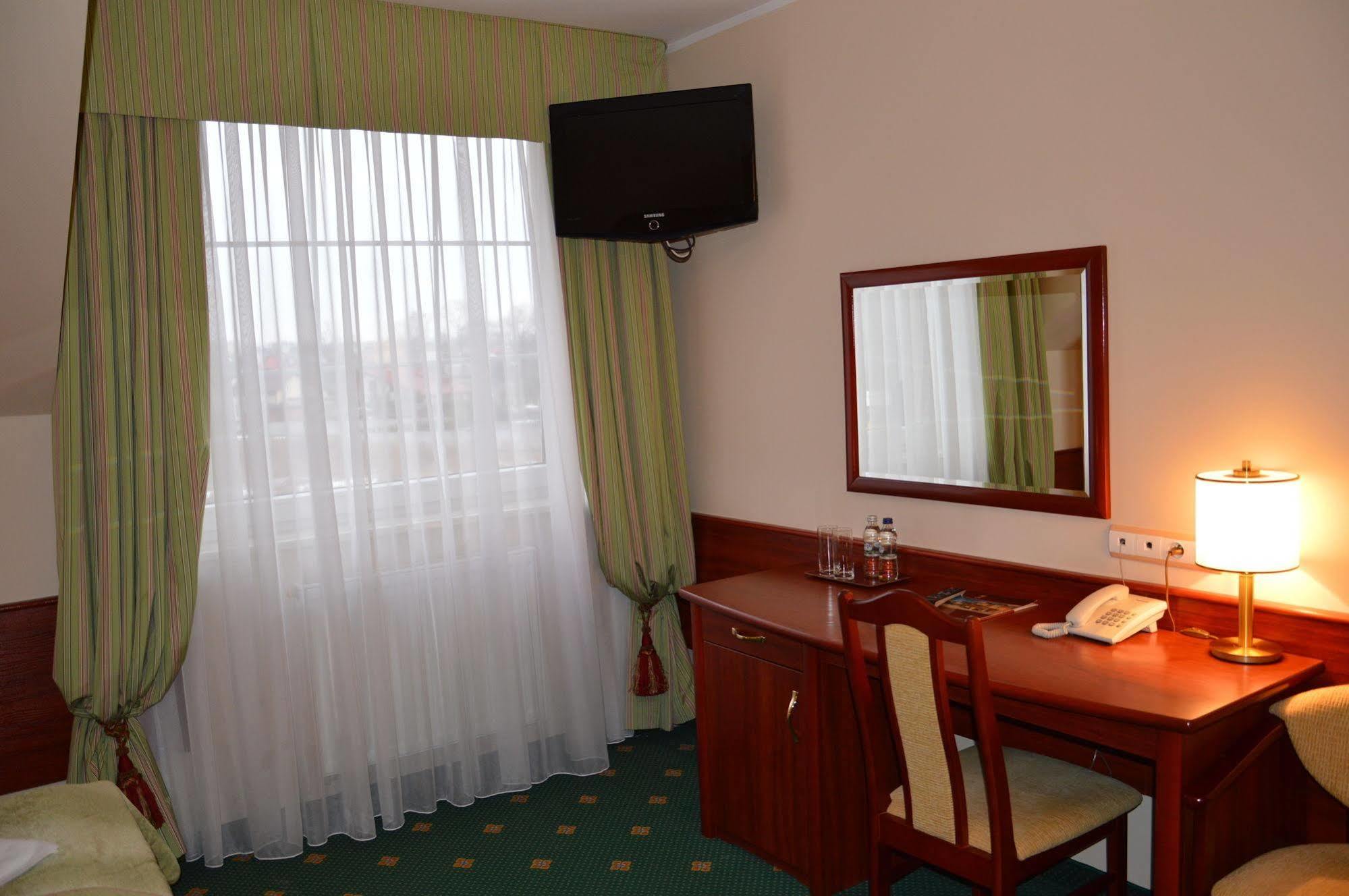 Hotel Batory Tłuszcz Exteriör bild