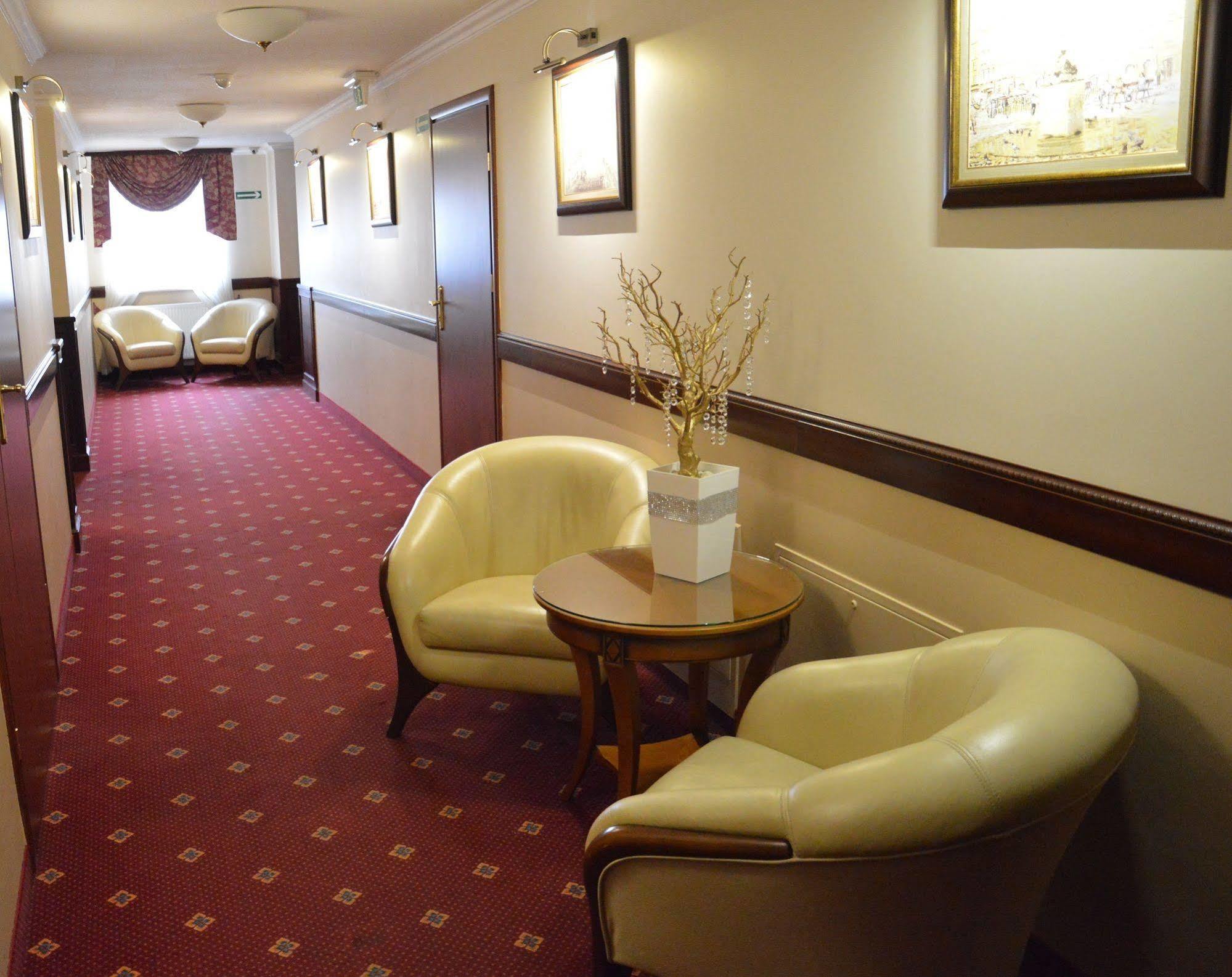 Hotel Batory Tłuszcz Exteriör bild
